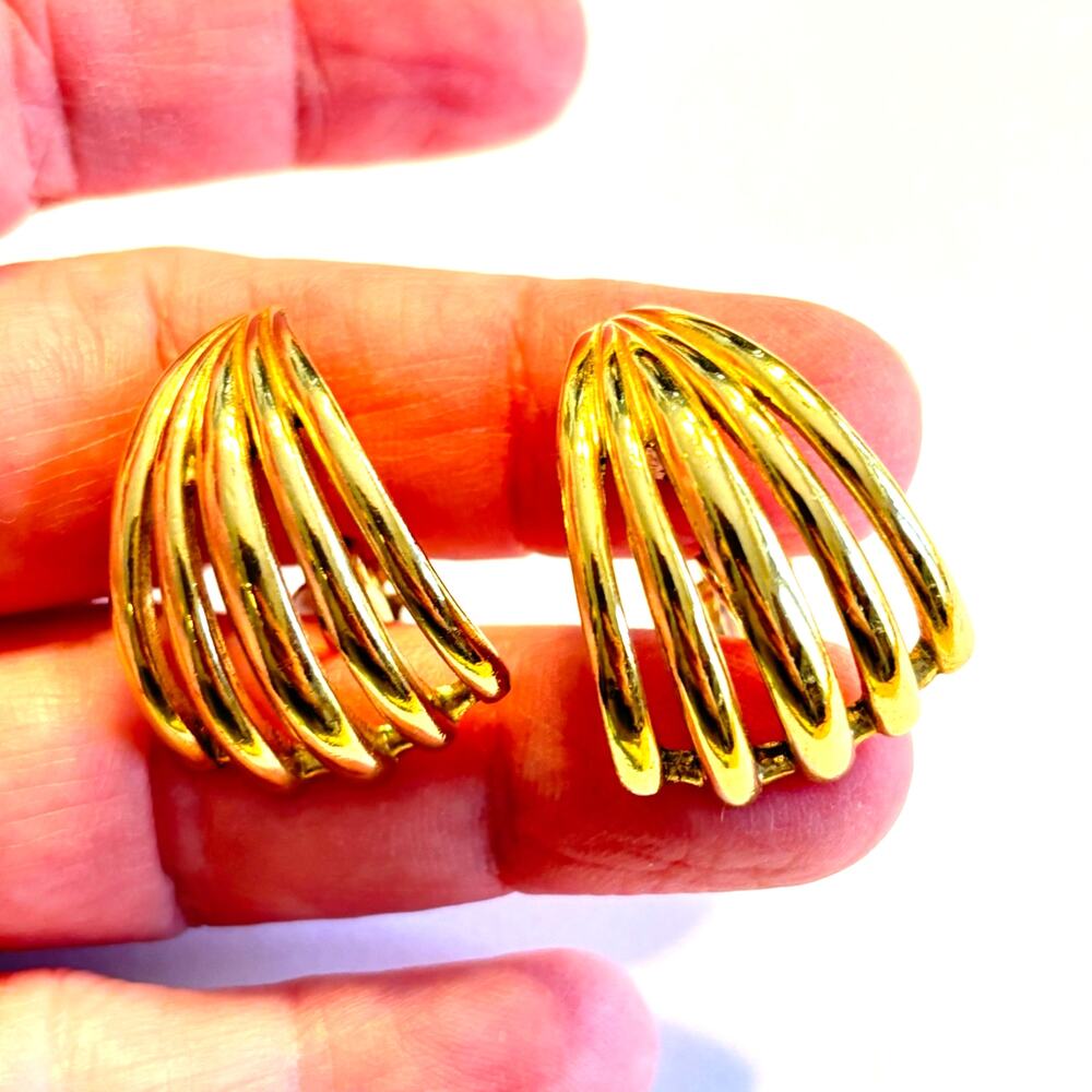 Vintage Trifari clip on earrings chunky goldtone faux hoops mod 1980s look